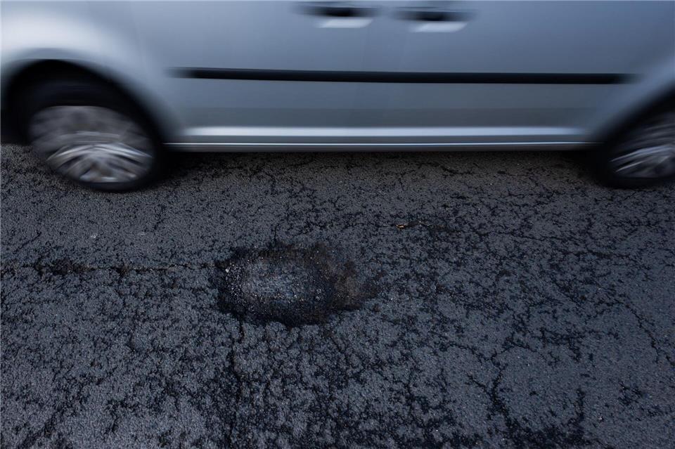In vielen Kommunen sind Reparatur-Teams täglich mit Ausbesserungsarbeiten beschäftigt.Rolf Vennenbernd/dpa