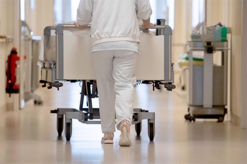 In vielen Krankenhäusern gibt es keine Klimaanlagen - und auch bei Neubauten werden nicht überall welche geplant. (Archivbild)Marijan Murat/dpa