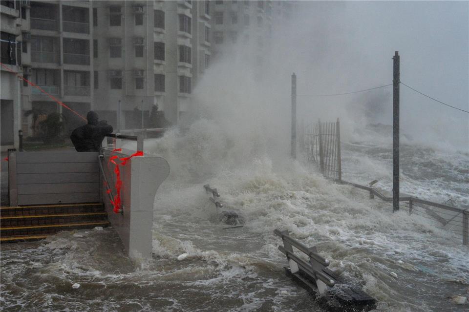 In vielen Küstengegenden drückten der Orkan das Meerwasser in die Städte. Vernon Yuen/Nexpher via ZUMA Press Wire/dpa