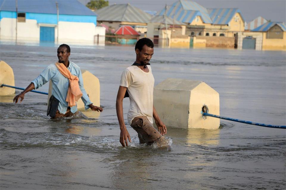 In vielen Ländern führt El Niño zu Überschwemmungen. (Symbolbild)---/AP/dpa