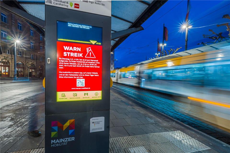 In vielen Orten in Rheinland-Pfalz wird der Nahverkehr bestreikt. (Archivfoto)Andreas Arnold/dpa