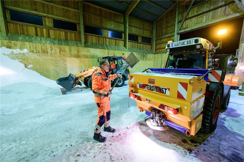 In vielen Regionen rückte bereits früh der Winterdienst aus.Philipp Schulze/dpa