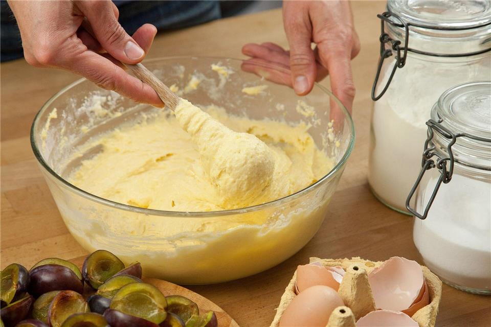 In vielen Rezepten für Rührteige steht Butter auf der Zutatenliste - aber es geht auch anders.Kai Remmers/dpa Themendienst/dpa-tmn