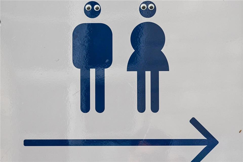 In vielen Schulen sind die Toiletten verschmutzt, beschädigt und unhygienisch - was viele Kinder davon abhält, sie zu benutzen.Jens Kalaene/dpa