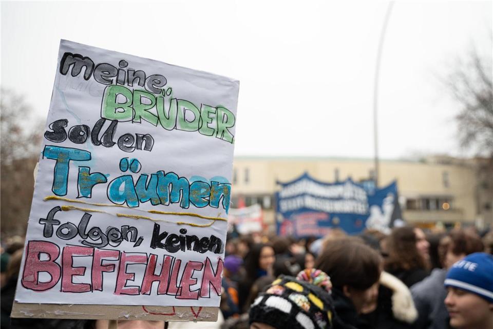 In vielen Städten Deutschlands wurde gegen das neue Wehrdienstgesetz demonstriert. Markus Lenhardt/dpa