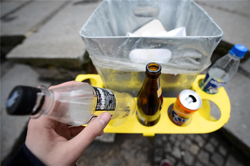 In vielen Städten (auf dem Bild im bayrischen Bamberg) gibt es bereits solche „Pfandringe“ an Mülleimern. In Borken soll das auch bald der Fall sein. Foto: picture alliance / dpa