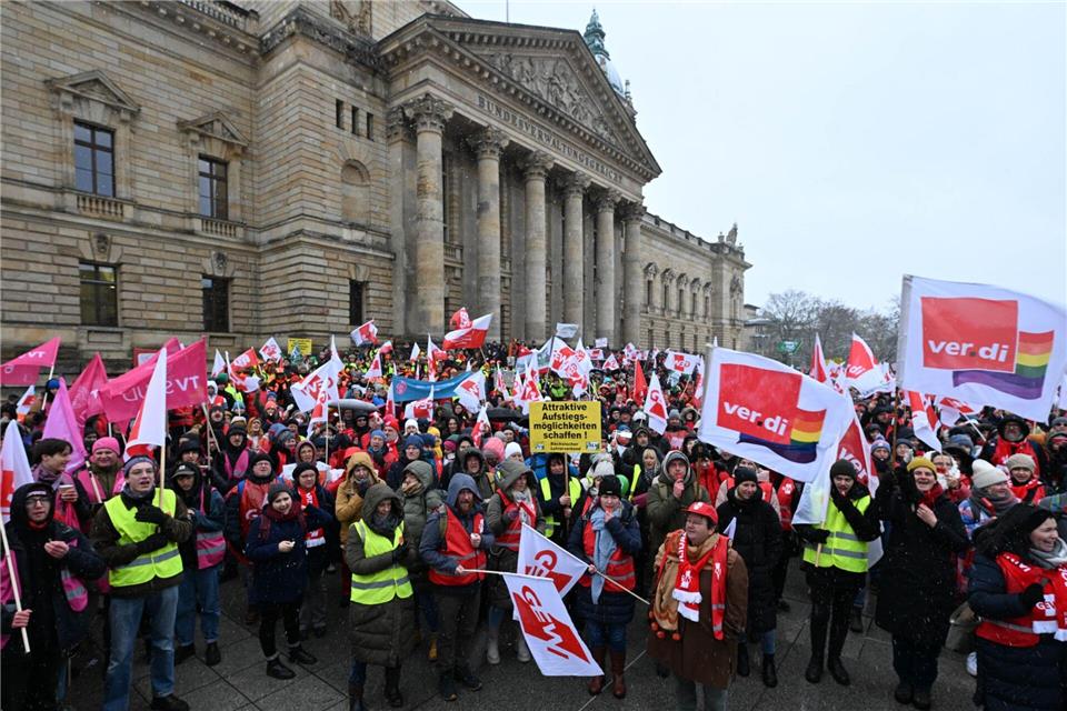 In vielen Städten demonstrierten Lehrkräfte und andere Landesbeschäftigte bei der Vorgängerrunde 2023 für die damalige Forderung 10,5 Prozent mehr Gehalt - etwa in Leipzig. (Archivfoto)Hendrik Schmidt/dpa