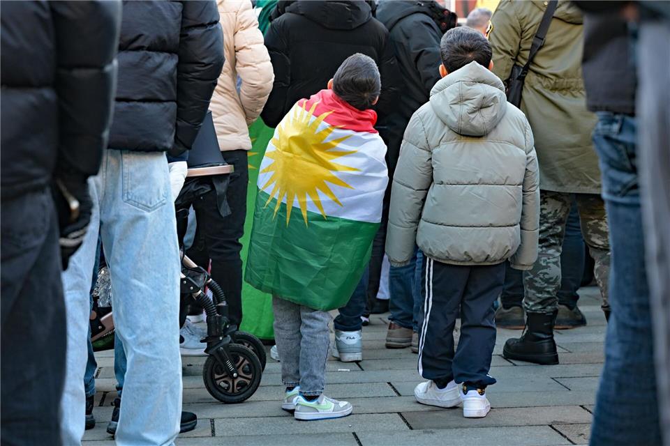 In vielen Städten gingen am Samstag Kurden auf die Straße - so auch hier in Stuttgart.Malin Wunderlich/dpa