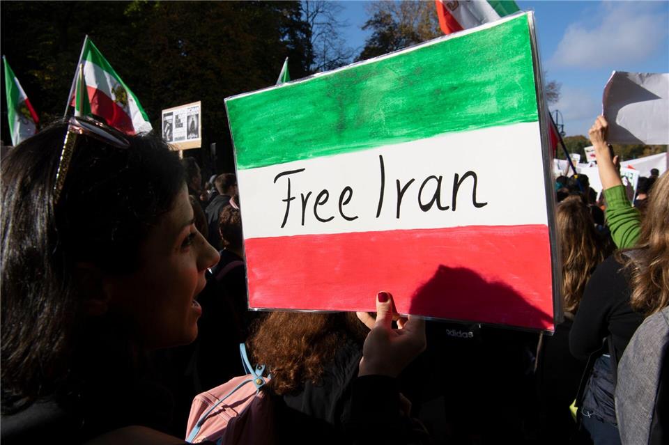 In vielen Städten in Deutschland gab es am Wochenende Proteste gegen die Repressionen im Iran (Symbolbild)Paul Zinken/dpa