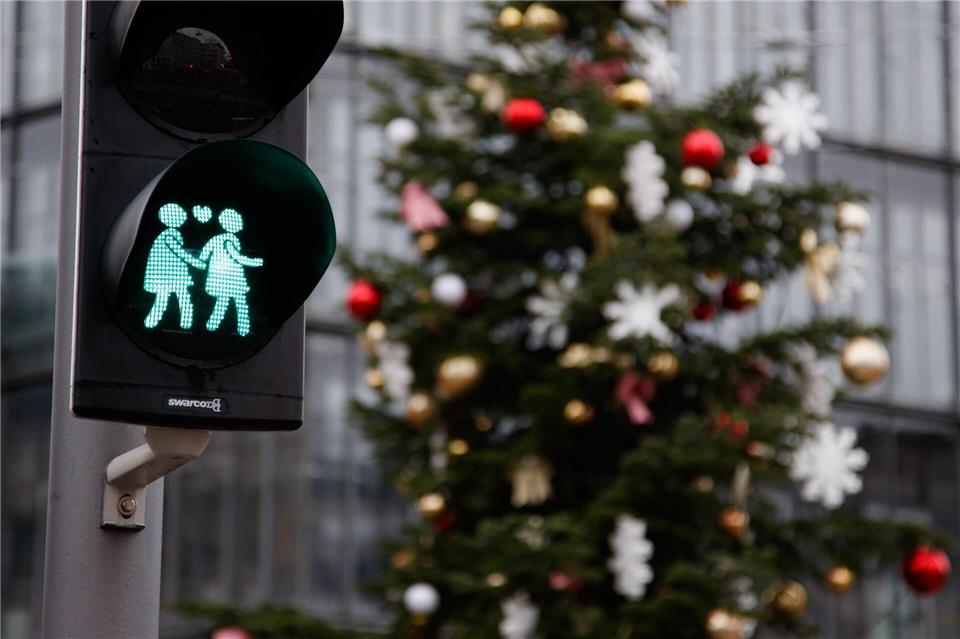 In vielen Städten leuchten gleichgeschlechtliche Paare. (Archivbild)Friso Gentsch/dpa