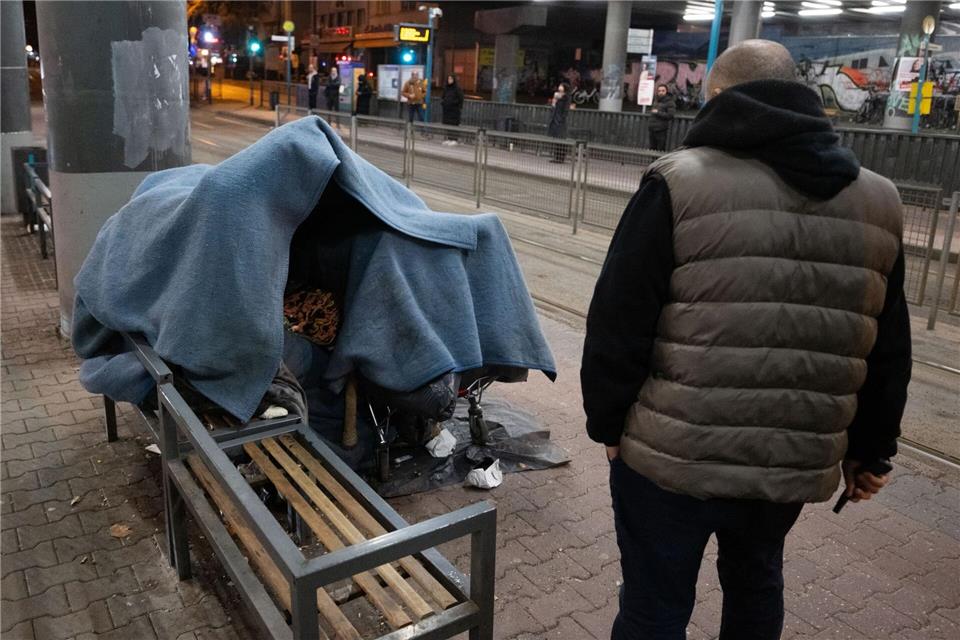 In vielen Städten werden Obdachlose nachts von Kältebussen aufgesucht und mit dem Nötigsten versorgt. (Archivbild)Boris Roessler/dpa