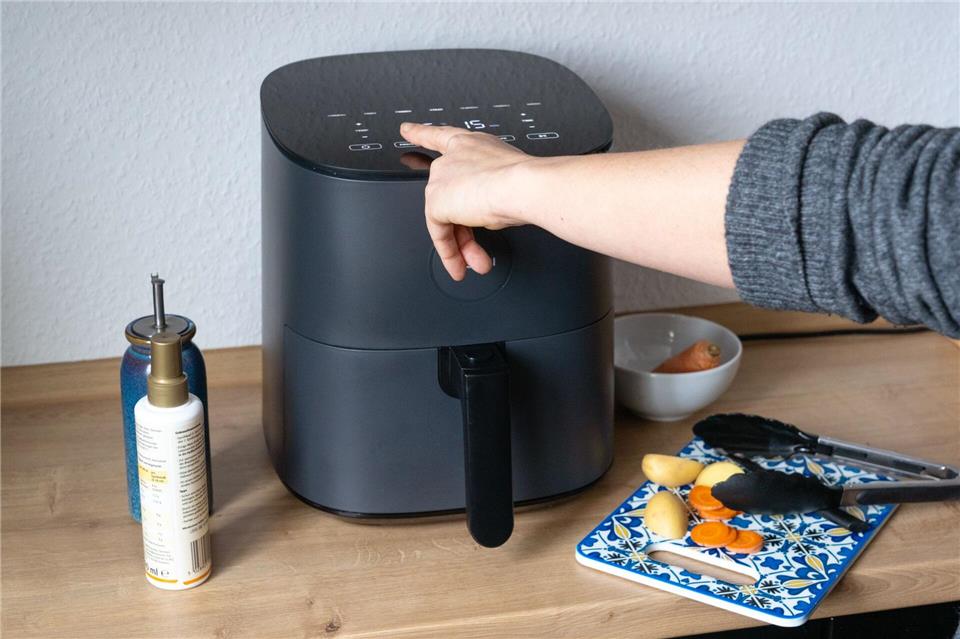In vielen deutschen Küchen hat der Airfryer inzwischen seinen festen Platz.Georg-Friedrich Moritz/dpa