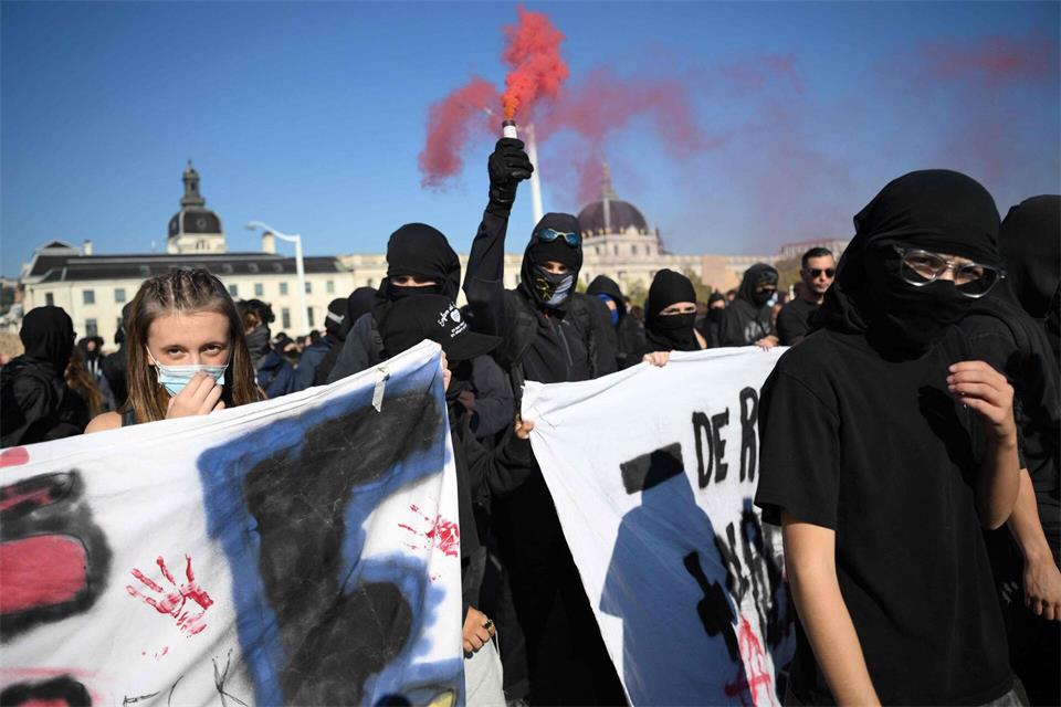 In vielen französischen Großstädten formierten sich Protestzüge.Olivier Chassignole/AFP/dpa