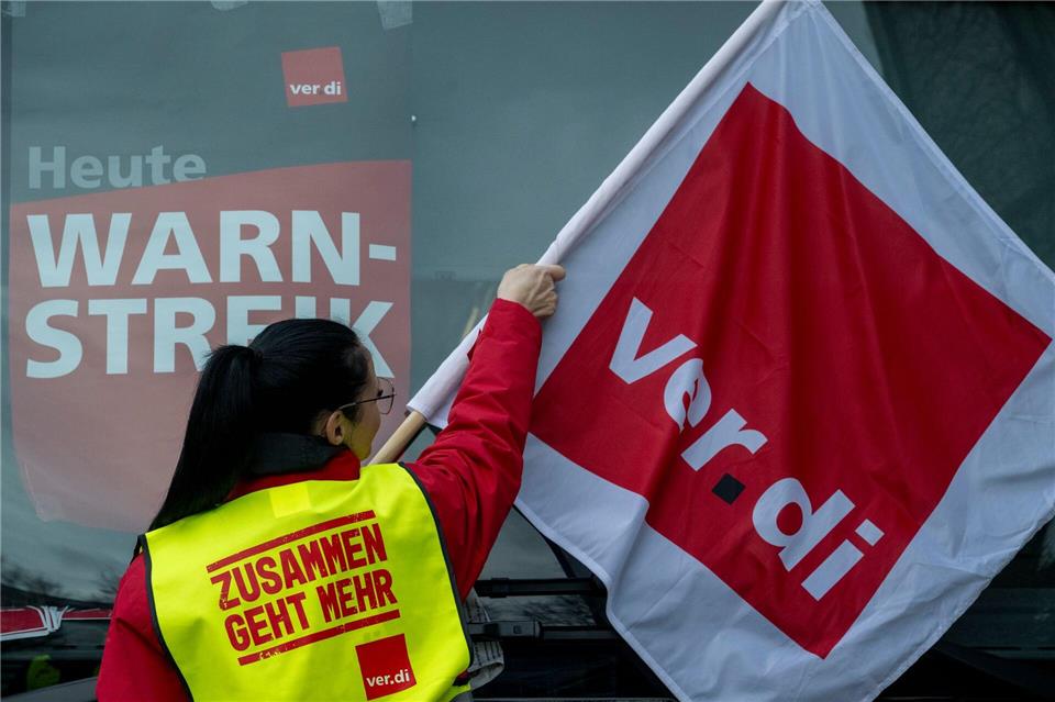 In vielen hessischen Städten steht am Freitag und Samstag der öffentliche Nahverkehr still. (Symbolbild)Stefan Puchner/dpa