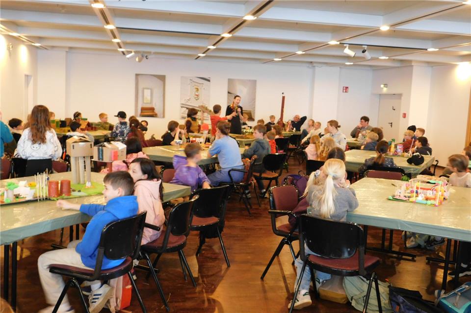 In vier „Bauwerkstätten“ bastelten die Mädchen und Jungen an fantasievollen Projekten.