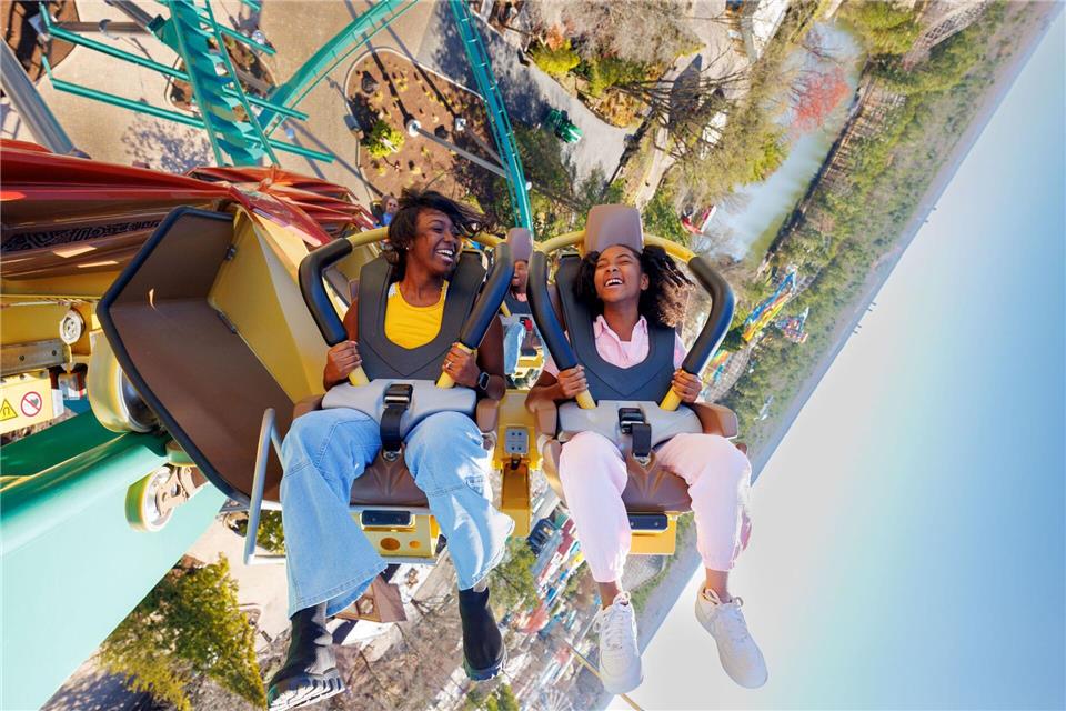 In vier Sekunden auf 105km/h: Die Fahrt im „Wingcoaster Rapterra“ bietet anderthalb Minuten Nervenkitzel.Alpha & Omega/Kings Dominion/dpa-tmn