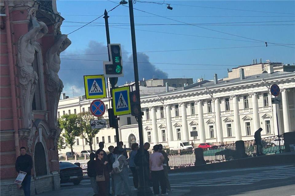 In weiten Teilen der Millionenstadt an der Newa waren nach dem ukrainischen Angriff Rauchschwaden zu sehen.Ulf Mauder/dpa