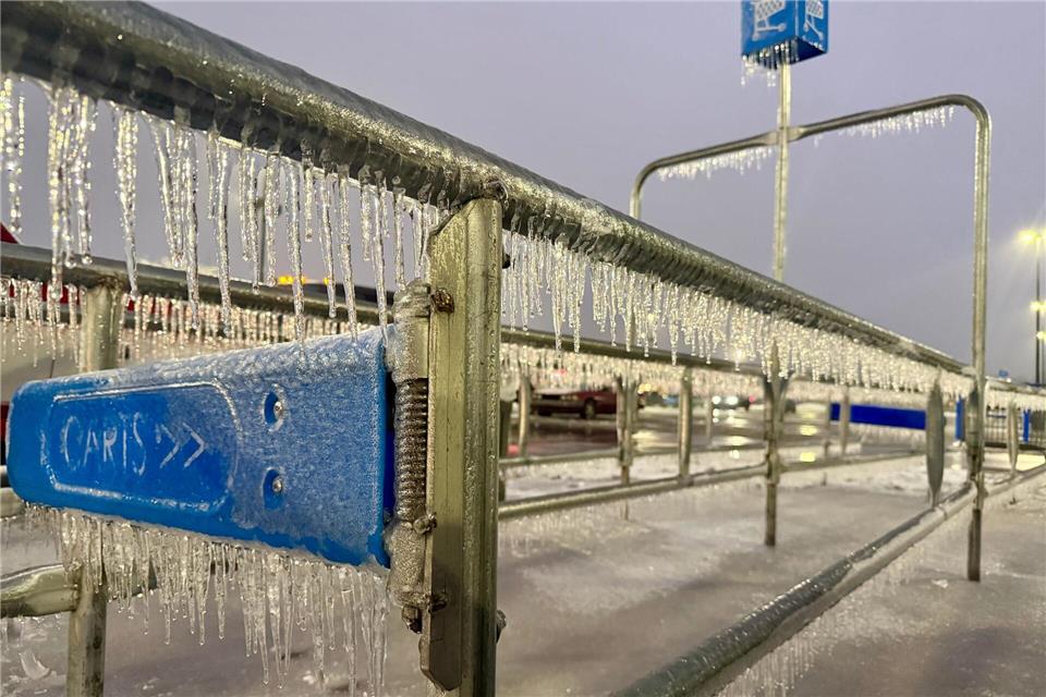 In weiten Teilen der USA haben Schnee und Eis die Städte eingehüllt. John Raby/AP/dpa