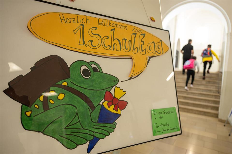 In welche Grundschule ein Kind kommt, entscheidet in Bayern der Wohnort. (Symbolbild)Peter Kneffel/dpa