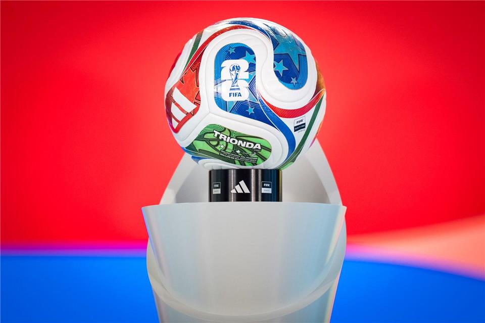 In wenigen Tagen beginnt die Fußball-WM in den USA, Mexiko und Kanada: Die Verbraucherzentrale warnt vor vermeintlichen Schnäppchen bei Tickets, Reisen und Fanartikeln im Internet. (Archivbild)Claudio Thoma/KEYSTONE/dpa