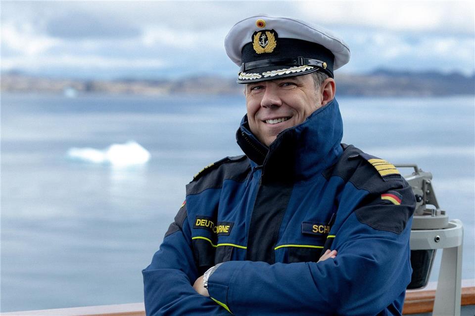 In wenigen Tagen will Kommandant Karsten Uwe Schlüter mit der „Berlin“ nach einer monatelangen Seereise zurück in Wilhelmshaven sein - bis dahin weihnachtet es auf dem Schiff.Kassette/Bundeswehr/dpa