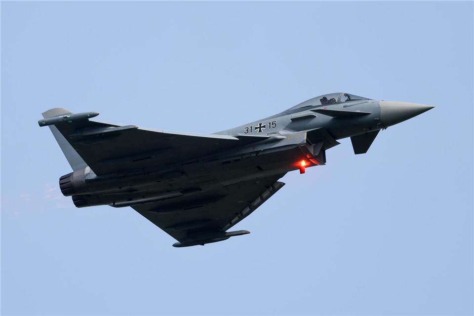 In weniger als 80 Metern Höhe fliegen Kampfjets zum Training über Borken. (Symbolbild)