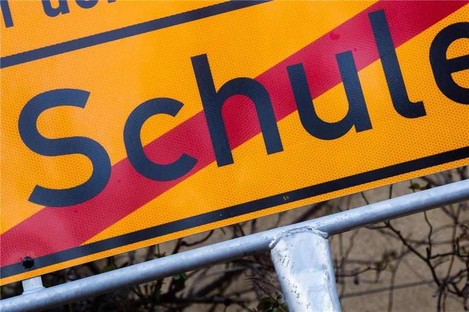 In zahlreichen Orten in Niedersachsen fällt wegen des Wetters die Schule aus. (Symbolbild)Julian Stratenschulte/dpa