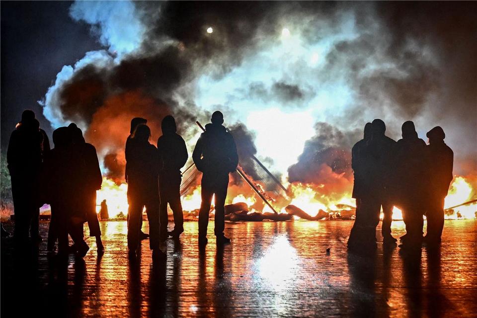 Dutzende Festnahmen bei Protestaktionen um Paris In zahlreichen Städten gibt es Protest.Lou Benoist/AFP/dpa