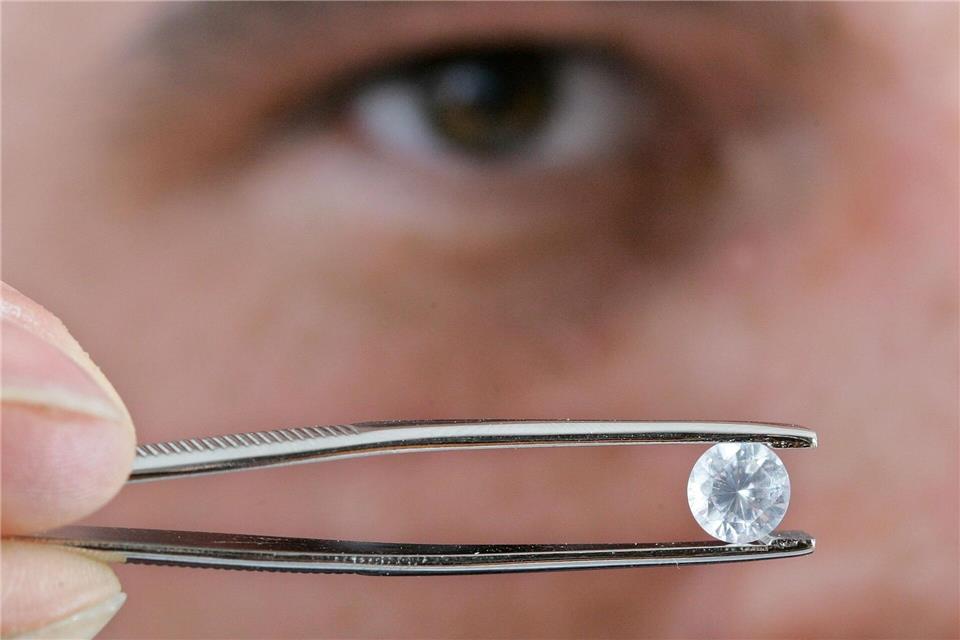 Über den Tod hinaus: Wenn aus Asche ein Gedenkdiamant wird In zwei Bundesländern ist es erlaubt, einen Teil der Totenasche zu einem Diamanten zu verarbeiten. (Archivbild)picture alliance / dpa