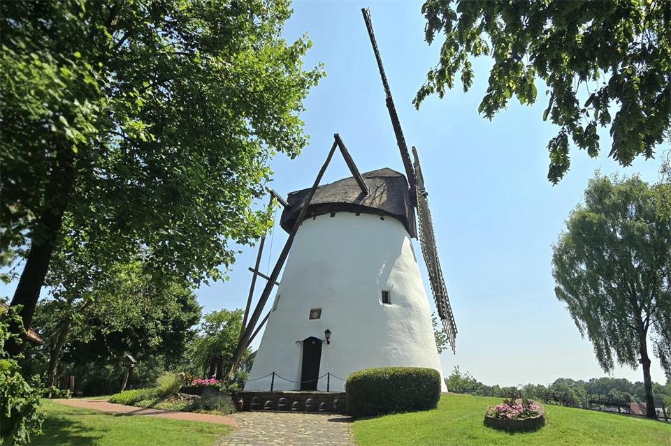 In zwei Wochen „verliert“ die Hillen-Mölle ihre Haube und die Flügel. Die Restaurierung soll bis Juli 2027 dauern.