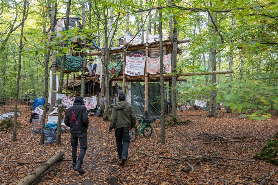 Droht Besetzern am Langener Waldsee bald die Räumung? In zwölf Baumhäusern wohnen mehrere Waldbesetzer Tag und Nacht. Boris Roessler/dpa
