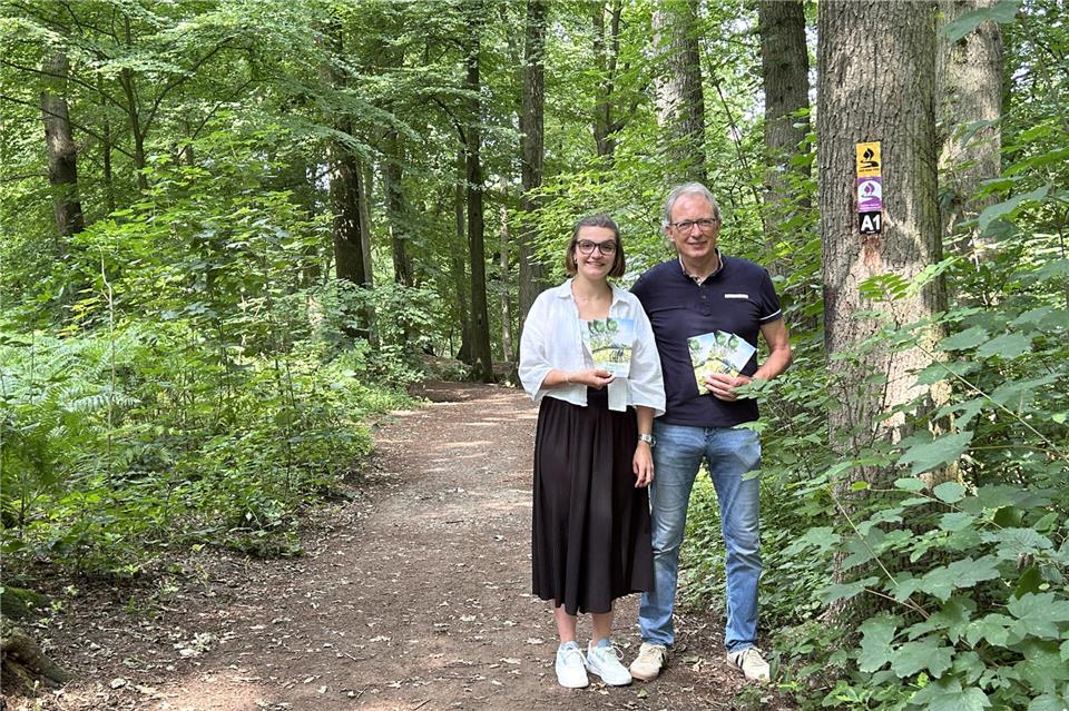 Ina Hufe, Mitarbeiterin Tourist-Info Raesfeld, und Markus Büsken, Erster Beigeordneter der Gemeinde Raesfeld, stellen die neue Beschilderung und die Flyer vor.