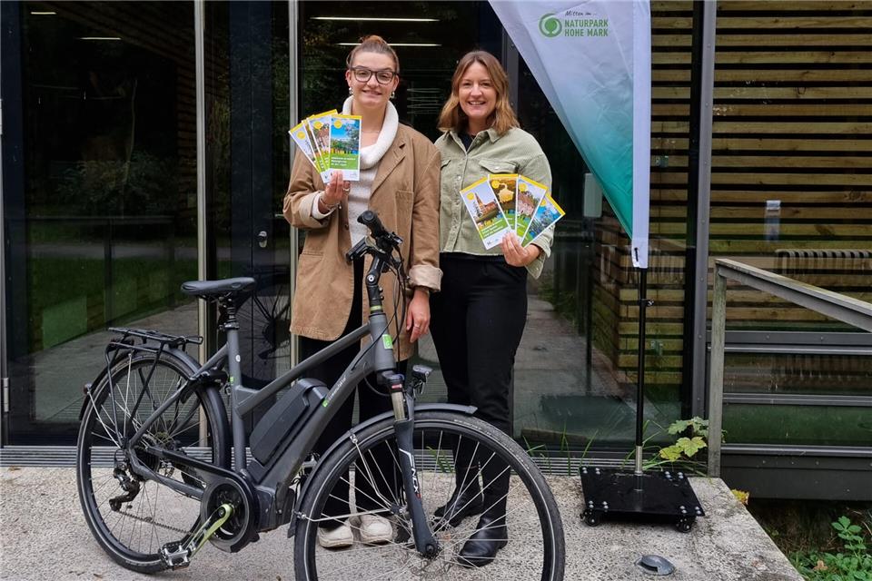 Ina Hufe und Katharina Zeptner (r.) präsentieren die neuen Karten.