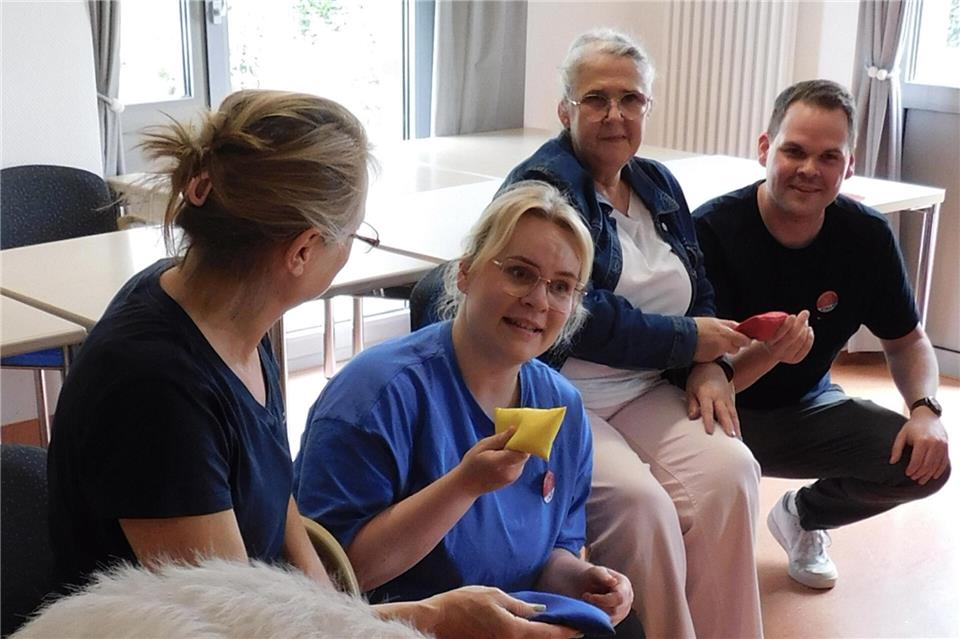 Ina Linfert, Pflegerische Leiterin auf der Geriatrie, (2. von links) und Niklas Frieling von der Stabsstelle Pflegeentwicklung, (1. von rechts) sind Ansprechpartner für das „Demenz-Café am Park“.