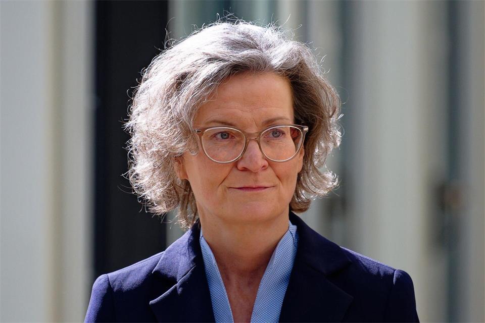 Ina Scharrenbach macht sich für ein härteres Vorgehen gegen digitale Gewalt stark. (Archivbild)Henning Kaiser/dpa