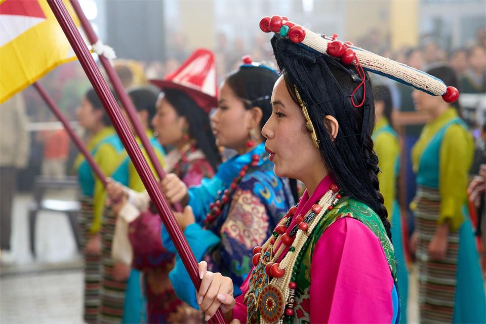 Indien: „Tag der Demokratie“ – Exil-Tibeter singen im Tsuglakhang-Tempel ihre NationalhymneAshwini Bhatia/AP/dpa