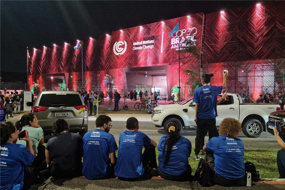 Indigene Aktivisten haben den Veranstaltungsort des Weltklimagipfels gestürmt. Larissa Schwedes/dpa