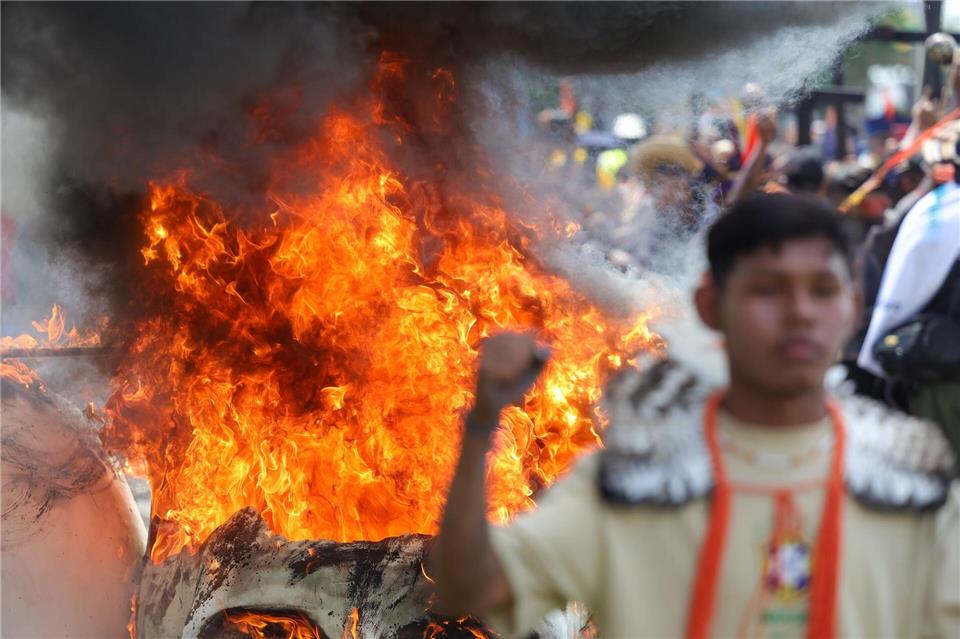 Indigene nehmen in Brasília während des jährlichen „Acampamento Terra Livre“ (Camp freie Erde) an einer Kundgebung teil.Fabio Rodrigues-Pozzebom/Agencia Brazil/dpa