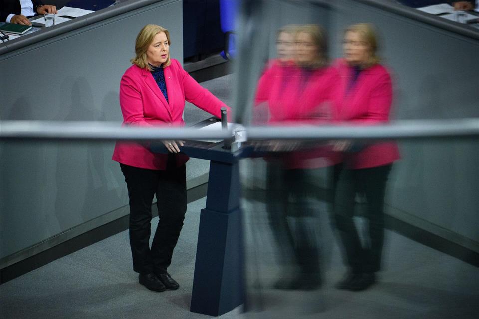 Industriearbeit sei nicht nur ein Selbstzweck, sondern auch ein Sicherheitsfaktor, sagt die Arbeitsministerin. Bernd von Jutrczenka/dpa