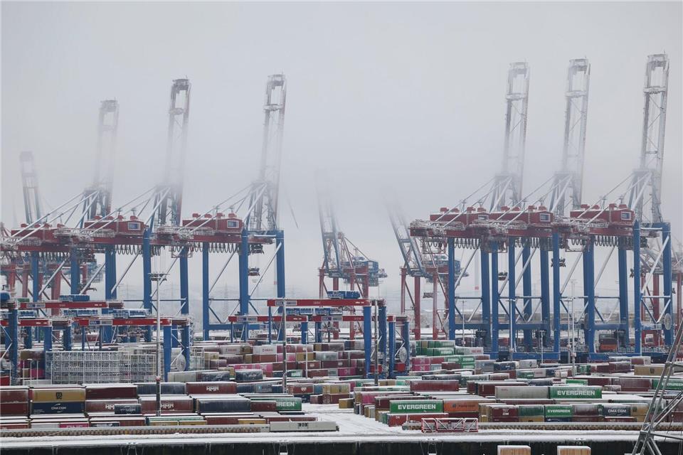 Industriebetriebe in Hamburg haben im Jahr 2025 mehr Umsätze als im Vorjahr gemacht. (Symbolbild)Christian Charisius/dpa