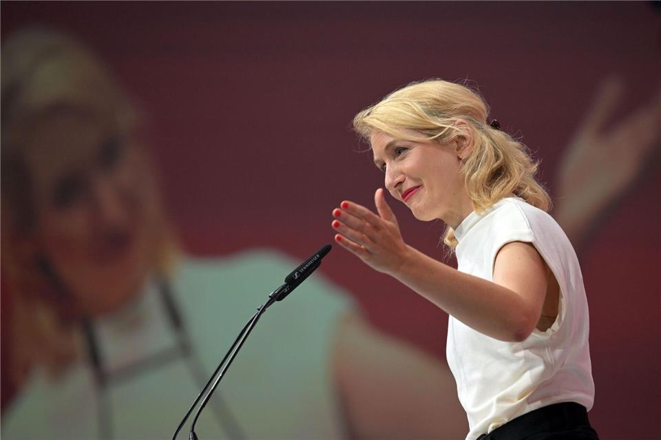 Ines Schwerdtner schlug in ihrer Rede den Bogen von Rosa Luxemburg bis zur Gegenwart. Michael Bahlo/dpa