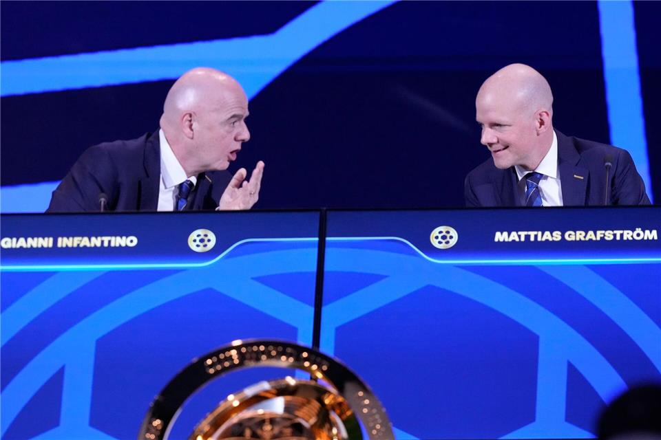 Infantino (l.) berät sich mit seinem Generalsekretär Grafström. Fernando Calistro/AP/dpa