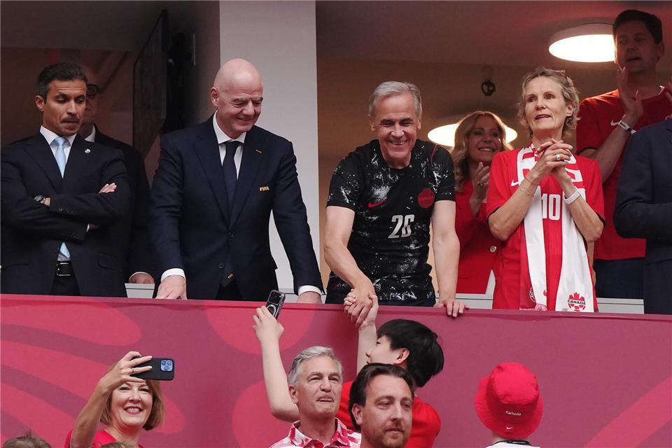 Infantino und Carney sahen in Vancouver zu.Darryl Dyck/The Canadian Press/AP/dpa