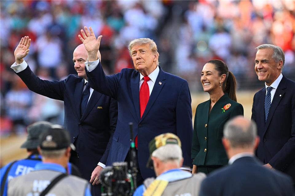 Infantino und Trump winken in East Rutherford ins Publikum.Tom Weller/dpa