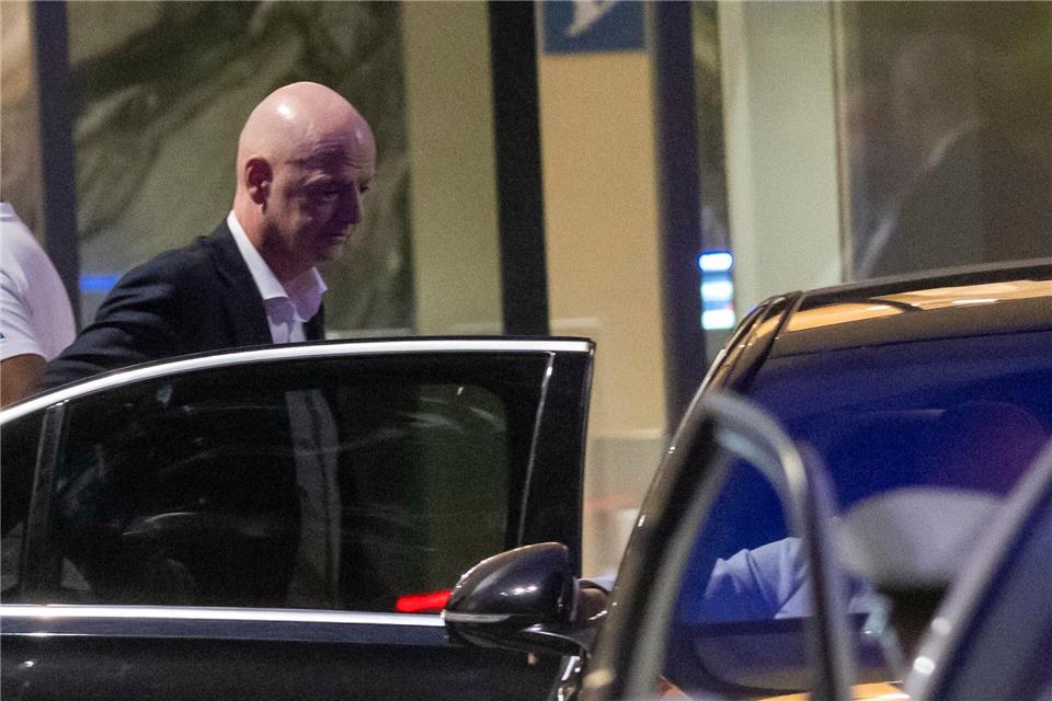 Infantino verlässt das Stadion. STR/AP/dpa