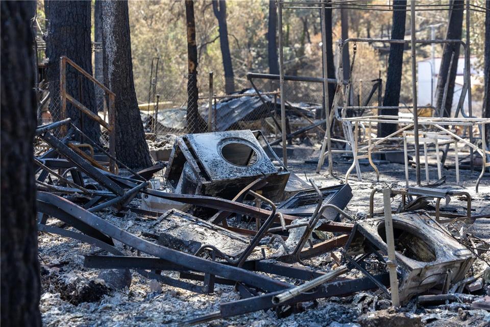 Inferno im Urlaub: Nach einem Waldbrand in Spanien liegen verkohlte Trümmer auf einem Campingplatz.Ricardo Rubio/EUROPA PRESS/dpa