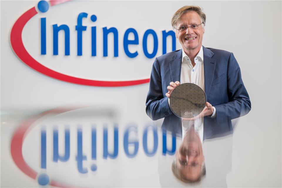 Infineon-Chef Jochen Hanebeck hat hohe Erwartungen an das Geschäft im Umfeld von KI. Peter Kneffel/dpa