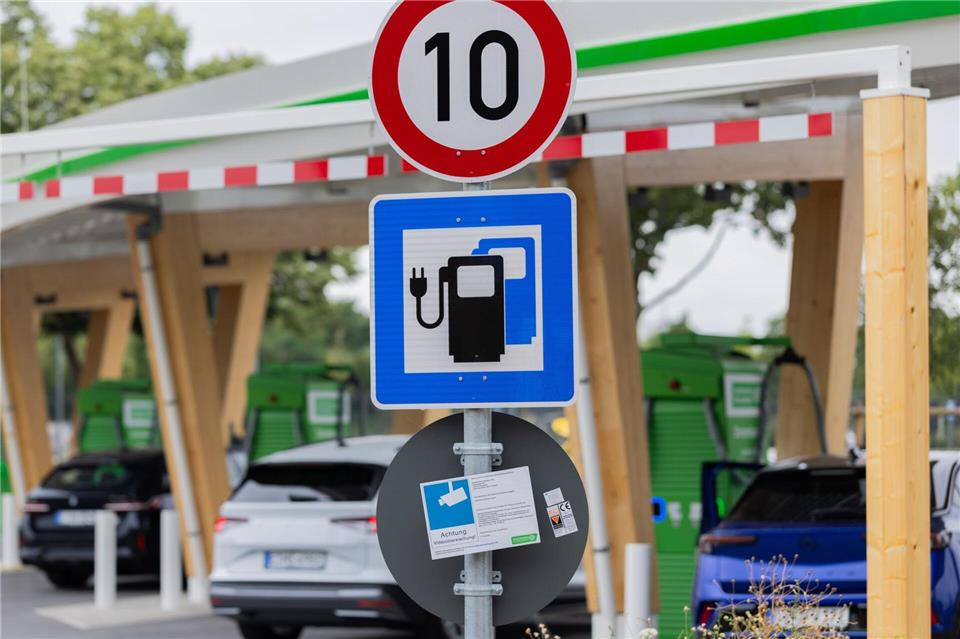 Inflationsbereinigt sind Elektroautos in den vergangenen Jahren deutlich billiger geworden. (Archivbild)Rolf Vennenbernd/dpa