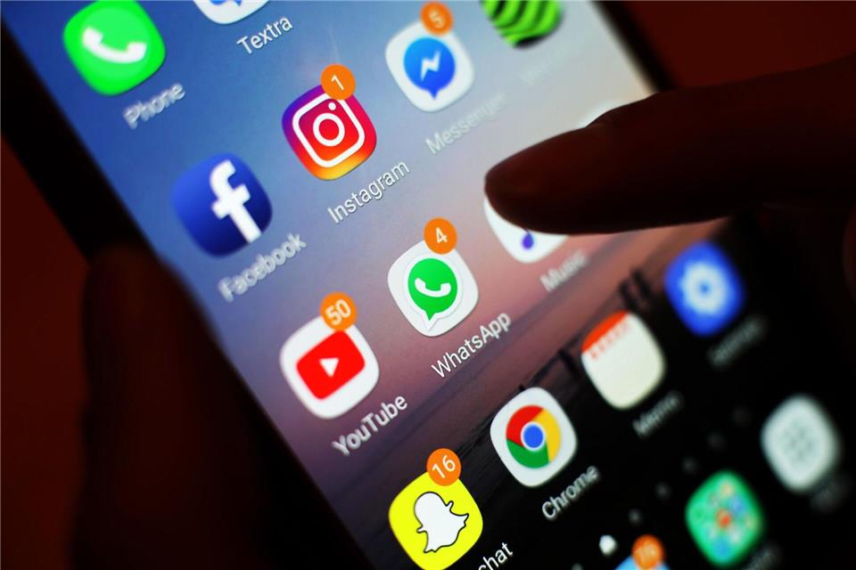Influencer können im Internet viel Geld verdienen - und müssen ihr Einkünfte versteuern. (Symbobild)Yui Mok/PA Wire/dpa