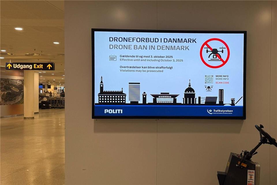 Info am Flughafen in Kopenhagen: In Dänemark sind Drohnenflüge wegen der Gipfel bis zum 3. Oktober verboten.Ansgar Haase/dpa